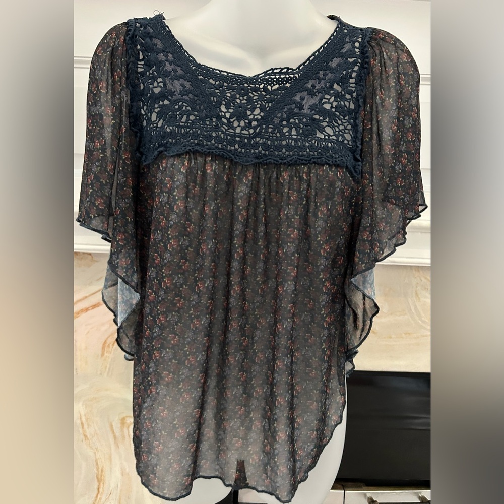 Eyelash couture size XS flowy lightweight blouse floral mesh